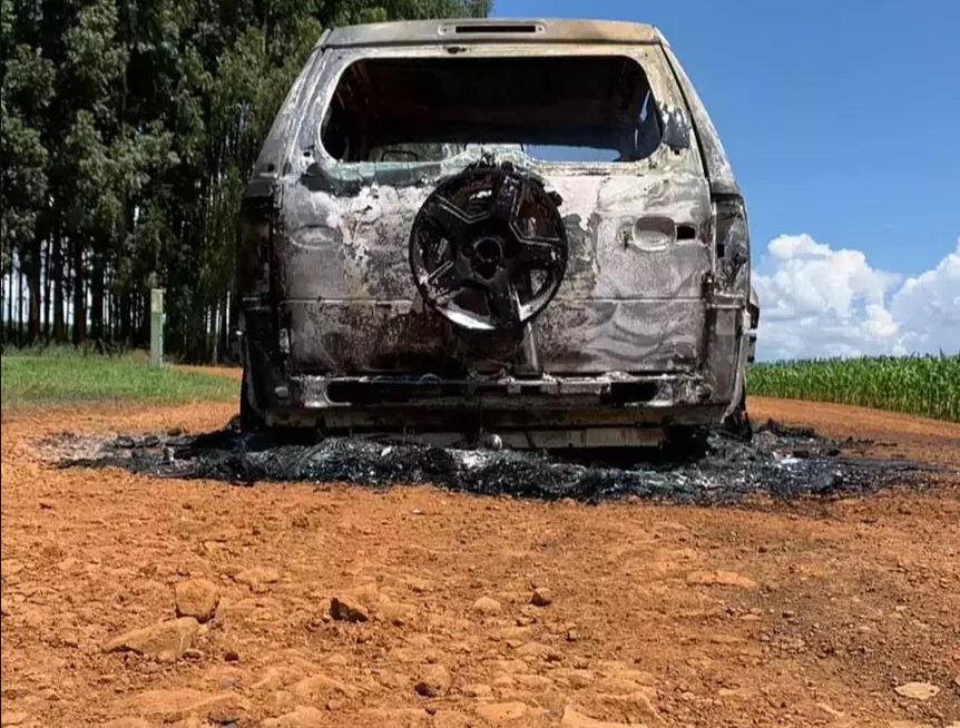 Carro incendiado antes de Anderson cometer suicídio ©O Correio News